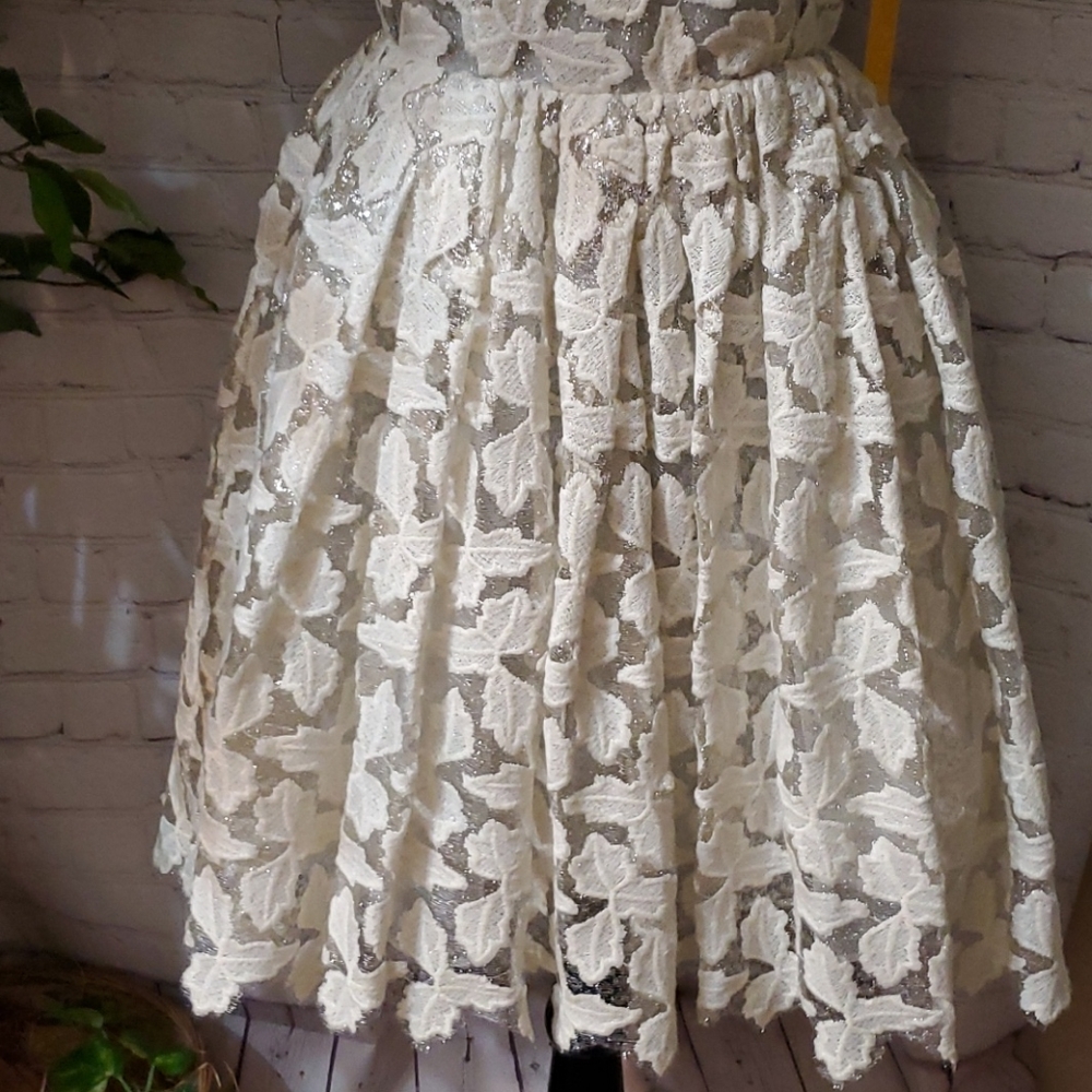 Alice + Olivia Cream Lace Fit-and-Flare Dress - Picture 4 of 16